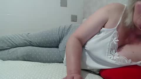 Snapshot of seniorita333 chatting on February 13, 7:35 am Lenna online show from February 13, 7:35 am