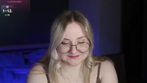 Snapshot of sensual_girrrl chatting on April 17, 12:02 am Ilona online show from April 17, 12:02 am