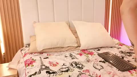Snapshot of sensual_kim77 chatting on May 16, 12:48 pm Sensual Kim77 online show from May 16, 12:48 pm