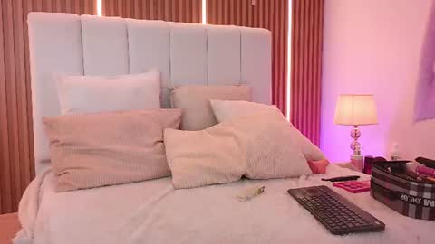 Snapshot of sensual_kim77 chatting on June 15, 2:03 am Sensual Kim77 online show from June 15, 2:03 am