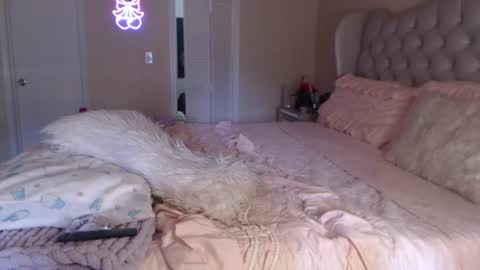 Snapshot of sensual_paradise_ chatting on August 6, 3:36 pm V online show from August 6, 3:36 pm