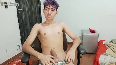 Snapshot of senuntwink chatting on May 6, 12:21 pm senuntwink online show from May 6, 12:21 pm