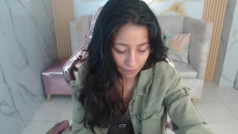 serabella_s online show from December 16, 1:05 pm