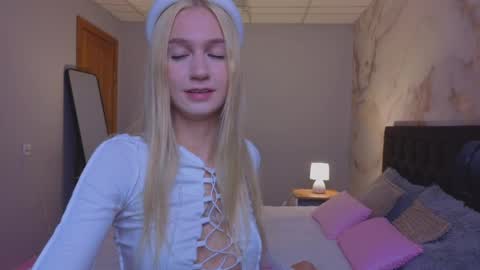 SerenaStile online show from May 31, 3:36 am