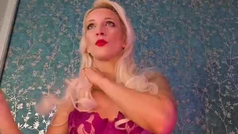 Snapshot of serenexxmilf chatting on November 19, 10:15 am serenexx your MILF online show from November 19, 10:15 am