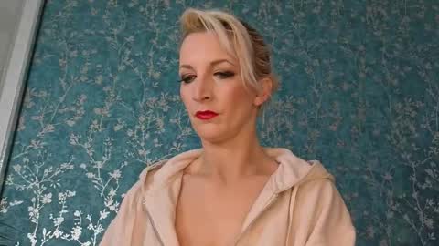 Snapshot of serenexxmilf chatting on November 26, 8:48 am serenexx your MILF online show from November 26, 8:48 am