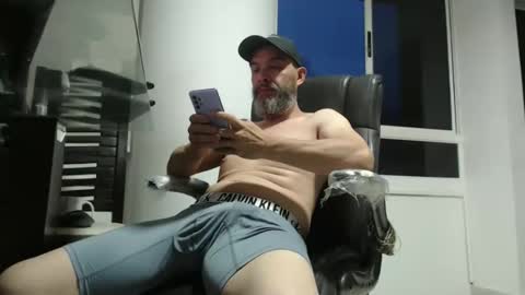 Snapshot of serioyhetero19 chatting on May 11, 11:24 pm hetero serio discreto online show from May 11, 11:24 pm