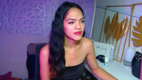 Snapshot of servicedoll18 chatting on January 5, 5:27 pm Bella online show from January 5, 5:27 pm