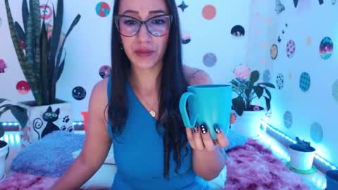 Snapshot of seuctive_woman57 chatting on December 3, 10:17 am samy online show from December 3, 10:17 am