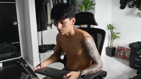 sex_love_sweat online show from April 28, 7:52 pm