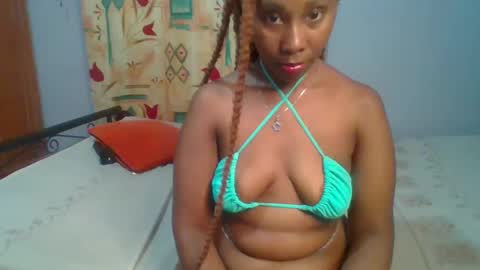 Snapshot of sexie_curvie chatting on February 4, 4:29 pm Maggie online show from February 4, 4:29 pm