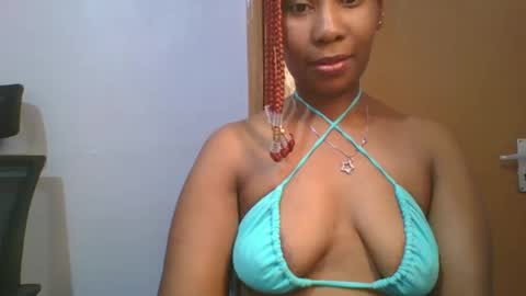 Snapshot of sexie_curvie chatting on February 14, 12:25 pm Maggie online show from February 14, 12:25 pm