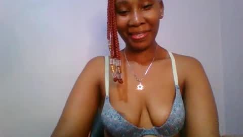 Snapshot of sexie_curvie chatting on February 15, 1:05 pm Maggie online show from February 15, 1:05 pm