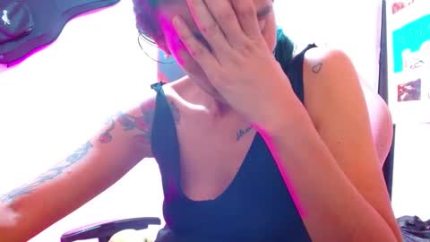 Snapshot of sexmilkdirty chatting on December 6, 3:19 am sexmilkdirty online show from December 6, 3:19 am