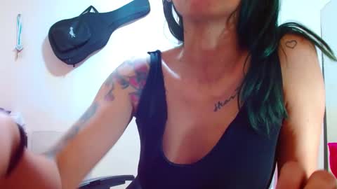 Snapshot of sexmilkdirty chatting on December 22, 3:00 am sexmilkdirty online show from December 22, 3:00 am