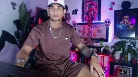 Snapshot of sexo_aharon chatting on July 17, 2:18 am Aharon ravelo online show from July 17, 2:18 am