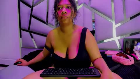 Snapshot of sexxtaty chatting on June 6, 3:17 pm Sexxtaty online show from June 6, 3:17 pm