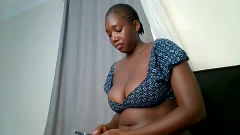 Snapshot of sexxy_thick_ebony chatting on July 6, 1:35 am Sweet doll online show from July 6, 1:35 am