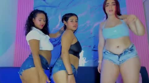 Snapshot of sexy_bitches_bisex chatting on November 16, 4:23 pm Zara and Leidy online show from November 16, 4:23 pm