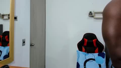 Snapshot of sexy_blackman chatting on February 20, 12:47 pm sexy blackman online show from February 20, 12:47 pm