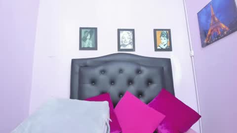 Snapshot of sexy_candy18x chatting on May 16, 12:29 am sexy_candy18x online show from May 16, 12:29 am