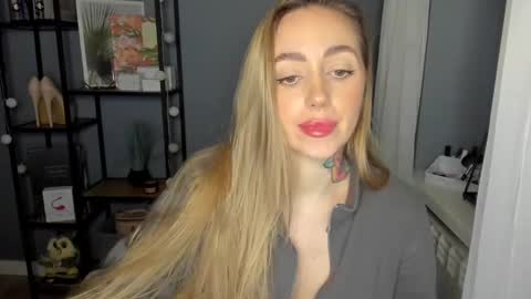 C o r a l i e online show from December 7, 11:40 am