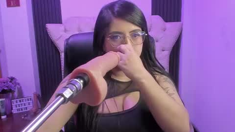 Snapshot of sexy_cristall chatting on June 20, 12:47 am C R I S T A L online show from June 20, 12:47 am