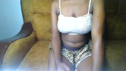 Snapshot of sexy_ellahh chatting on June 27, 12:22 pm Ellahh online show from June 27, 12:22 pm