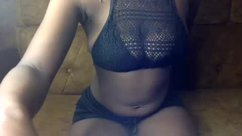 Snapshot of sexy_ellahh chatting on July 6, 12:40 am Ellahh online show from July 6, 12:40 am