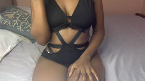 Snapshot of sexy_ellahh chatting on July 6, 7:27 pm Ellahh online show from July 6, 7:27 pm
