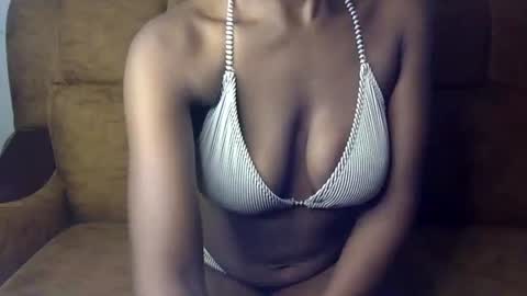 Snapshot of sexy_ellahh chatting on July 10, 12:48 am Ellahh online show from July 10, 12:48 am
