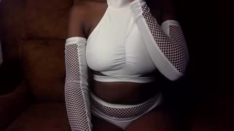 Snapshot of sexy_ellahh chatting on July 11, 12:57 am Ellahh online show from July 11, 12:57 am