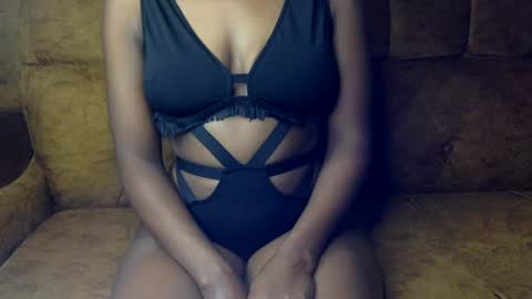Snapshot of sexy_ellahh chatting on July 19, 12:58 am Ellahh online show from July 19, 12:58 am