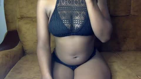 Snapshot of sexy_ellahh chatting on July 21, 12:24 am Ellahh online show from July 21, 12:24 am