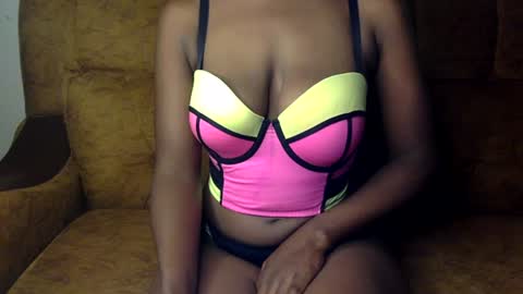 Snapshot of sexy_ellahh chatting on July 24, 12:52 am Ellahh online show from July 24, 12:52 am