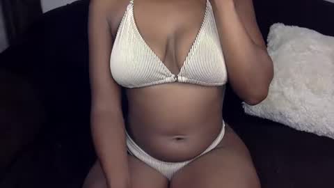 Snapshot of sexy_ellahh chatting on August 4, 12:36 am Ellahh online show from August 4, 12:36 am