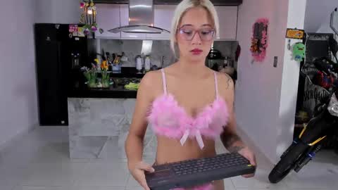 Snapshot of sexy_hot_friends_ chatting on May 24, 4:28 am WENDY MAX AND VICKY online show from May 24, 4:28 am