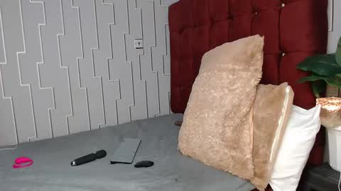 Snapshot of sexy_larisa chatting on February 7, 10:19 am larisa online show from February 7, 10:19 am