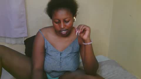 Snapshot of sexy_latasha chatting on December 16, 6:46 pm sexy_latasha online show from December 16, 6:46 pm