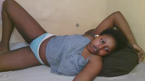 Snapshot of sexy_latasha chatting on December 17, 7:03 am sexy_latasha online show from December 17, 7:03 am