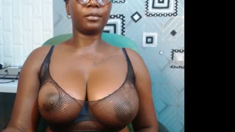 Snapshot of sexy_pearl12 chatting on December 9, 6:46 pm zoe online show from December 9, 6:46 pm