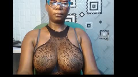 Snapshot of sexy_pearl12 chatting on January 7, 2:19 pm zoe online show from January 7, 2:19 pm