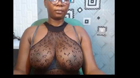 Snapshot of sexy_pearl12 chatting on January 10, 6:38 pm zoe online show from January 10, 6:38 pm