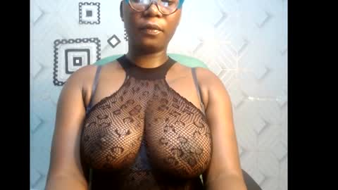 Snapshot of sexy_pearl12 chatting on February 2, 8:35 am zoe online show from February 2, 8:35 am