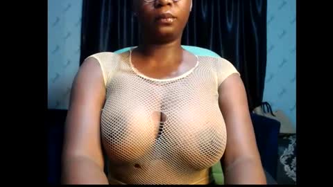 Snapshot of sexy_pearl12 chatting on February 12, 7:02 am zoe online show from February 12, 7:02 am