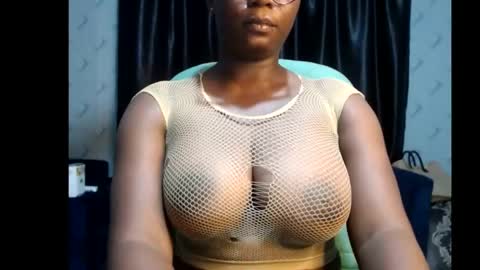 Snapshot of sexy_pearl12 chatting on February 12, 6:40 pm zoe online show from February 12, 6:40 pm