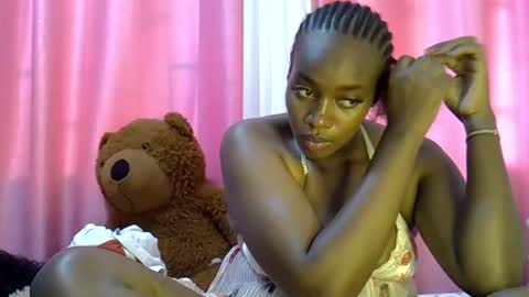 Snapshot of sexy_siera chatting on June 2, 7:21 am laura online show from June 2, 7:21 am