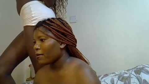 Snapshot of sexy_yello chatting on December 17, 2:06 am Bantu girl online show from December 17, 2:06 am