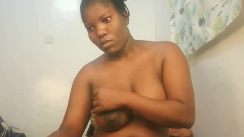 Snapshot of sexy_yello chatting on January 13, 2:06 am Bantu girl online show from January 13, 2:06 am