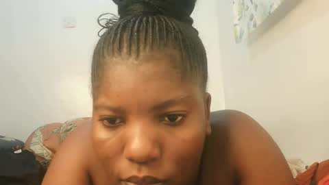 Snapshot of sexy_yello chatting on January 15, 3:49 pm Bantu girl online show from January 15, 3:49 pm